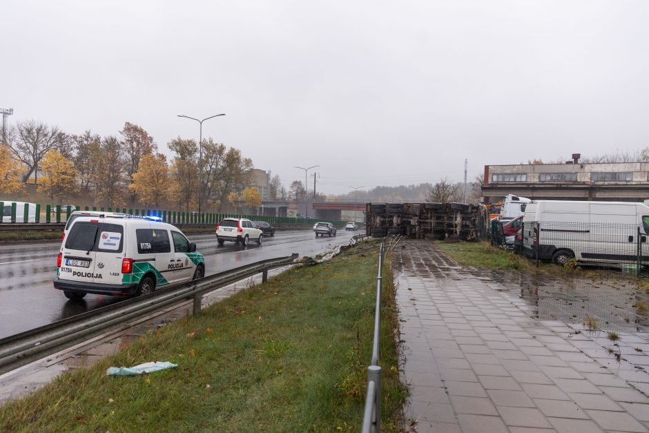 Vilniuje apvirto ant atitvaro užvažiavęs vilkikas