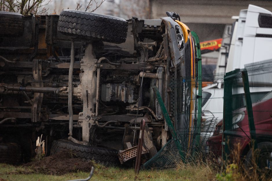 Vilniuje apvirto ant atitvaro užvažiavęs vilkikas