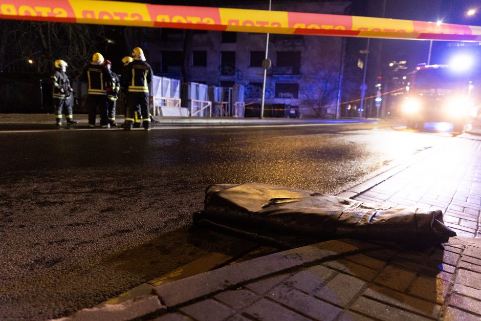 Verslo centro aikštelėje sostinėje užsidegė elektromobilis