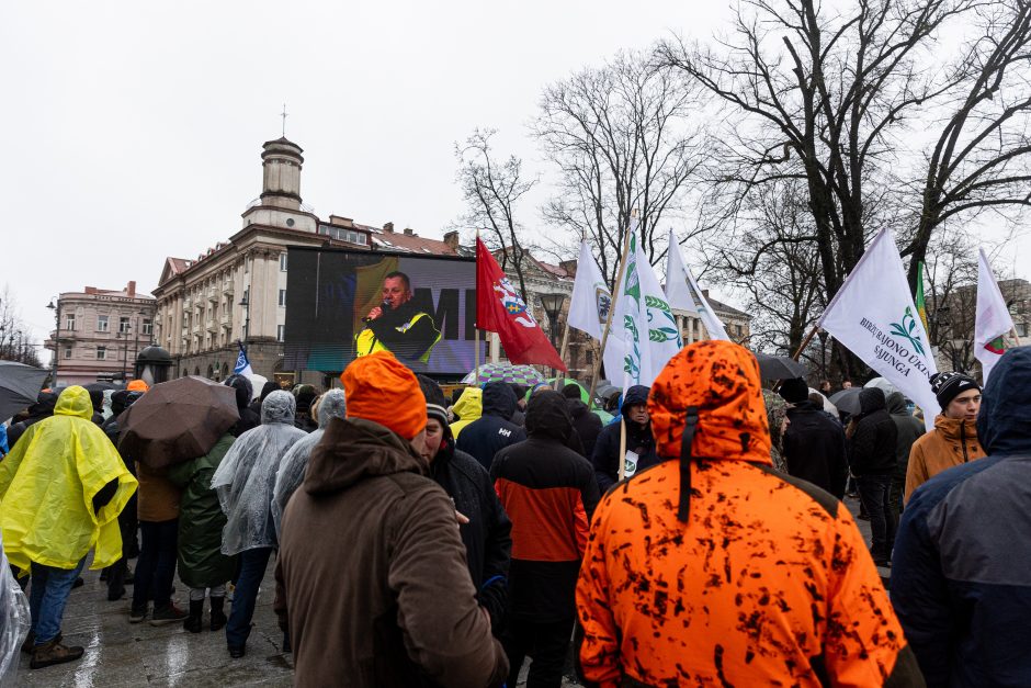 Ūkininkai nušvilpė ir prezidento patarėją: vėl skambėjo šūkis „gėda“