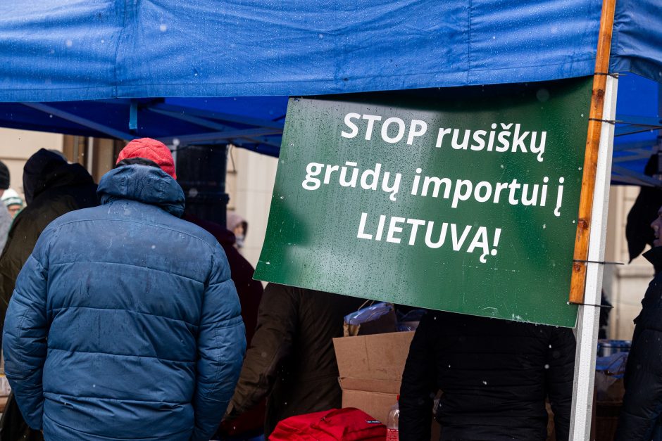 Ūkininkai nušvilpė ir prezidento patarėją: vėl skambėjo šūkis „gėda“