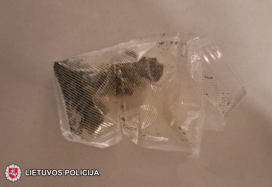 Smūgis narkomafijai: sulaikytas organizatorius bei kurjeris, rasta ir „moteriško kokaino“