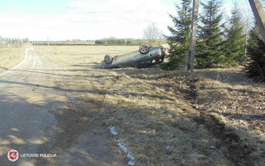 Savaitgalį per eismo įvykius nukentėjo 16 žmonių: du iš jų, kai ant stogo vertėsi automobilis