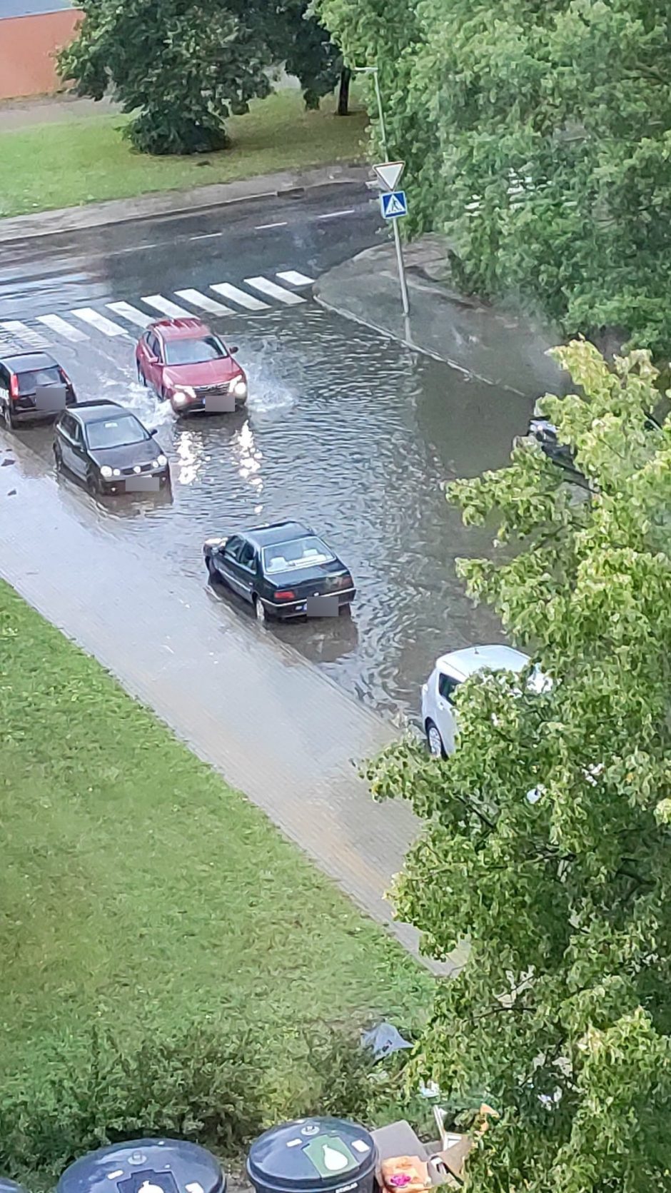 Pirmadienio rytą uostamiesčiui smogė vandens lavina