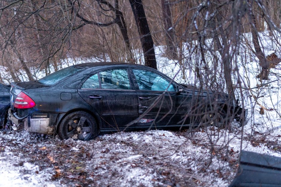 Vilniuje susidūrė ir nuo kelio nuvažiavo automobiliai: medikams perduoti trys žmonės