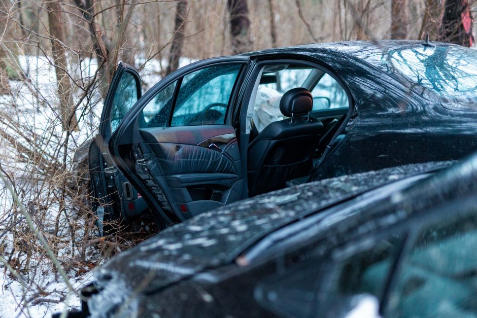 Vilniuje susidūrė ir nuo kelio nuvažiavo automobiliai: medikams perduoti trys žmonės