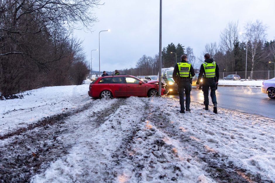 Vilniuje susidūrė ir nuo kelio nuvažiavo automobiliai: medikams perduoti trys žmonės