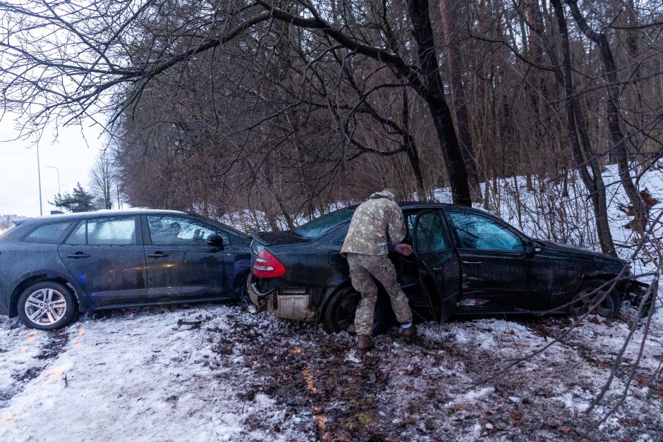 Vilniuje susidūrė ir nuo kelio nuvažiavo automobiliai: medikams perduoti trys žmonės