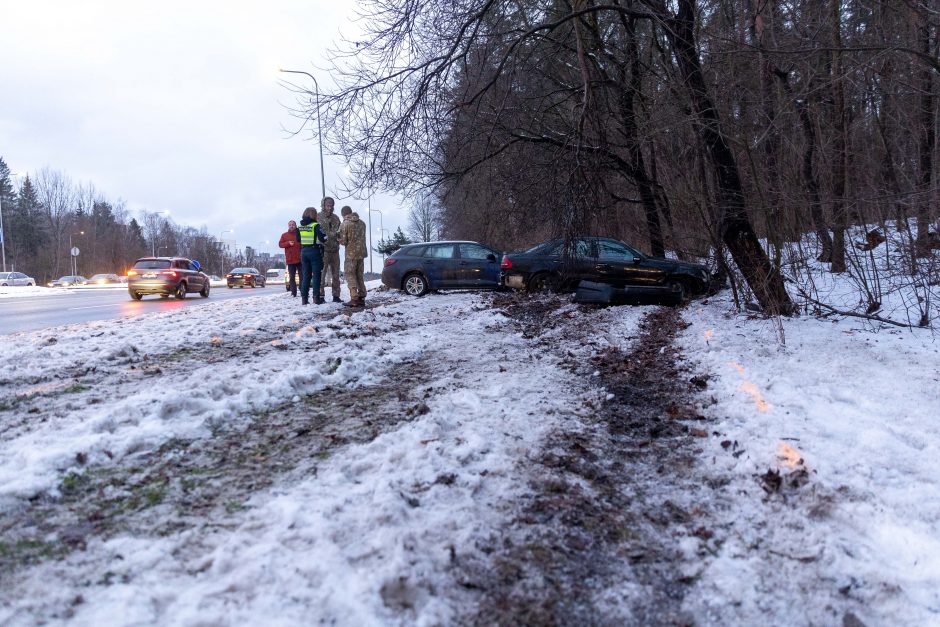 Vilniuje susidūrė ir nuo kelio nuvažiavo automobiliai: medikams perduoti trys žmonės