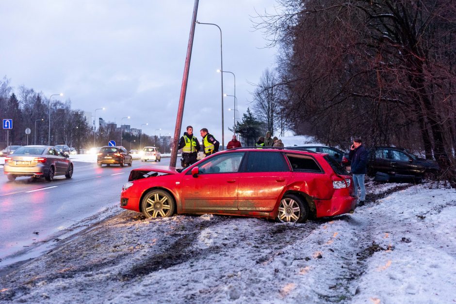 Vilniuje susidūrė ir nuo kelio nuvažiavo automobiliai: medikams perduoti trys žmonės