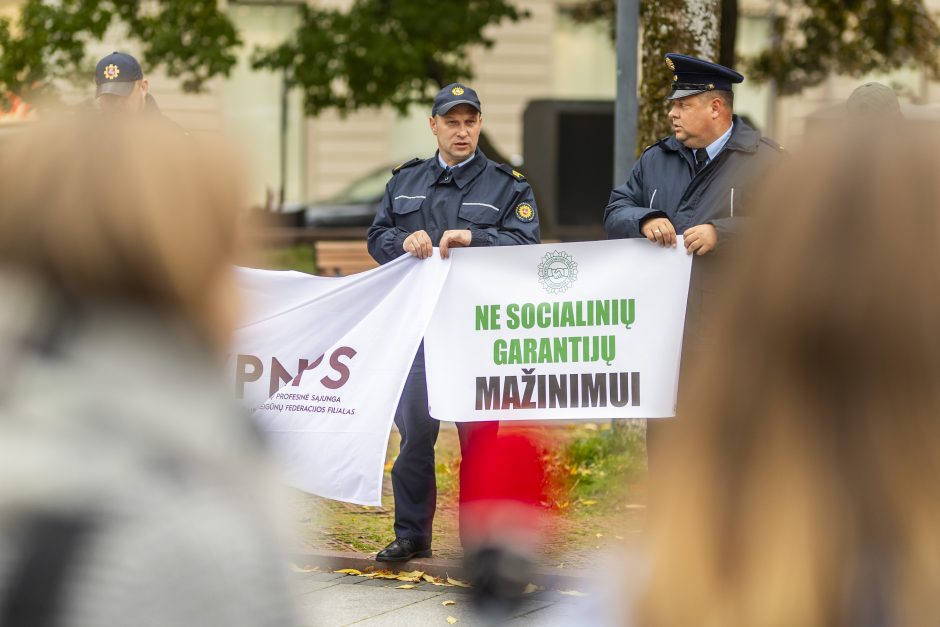 Pareigūnai protestuoja prieš naująjį Statutą: ant šieno krūvos uždėta vyšnia nėra tortas