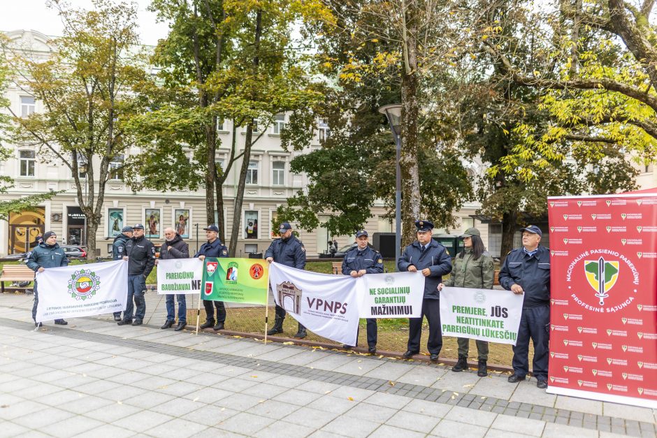 Pareigūnai protestuoja prieš naująjį Statutą: ant šieno krūvos uždėta vyšnia nėra tortas