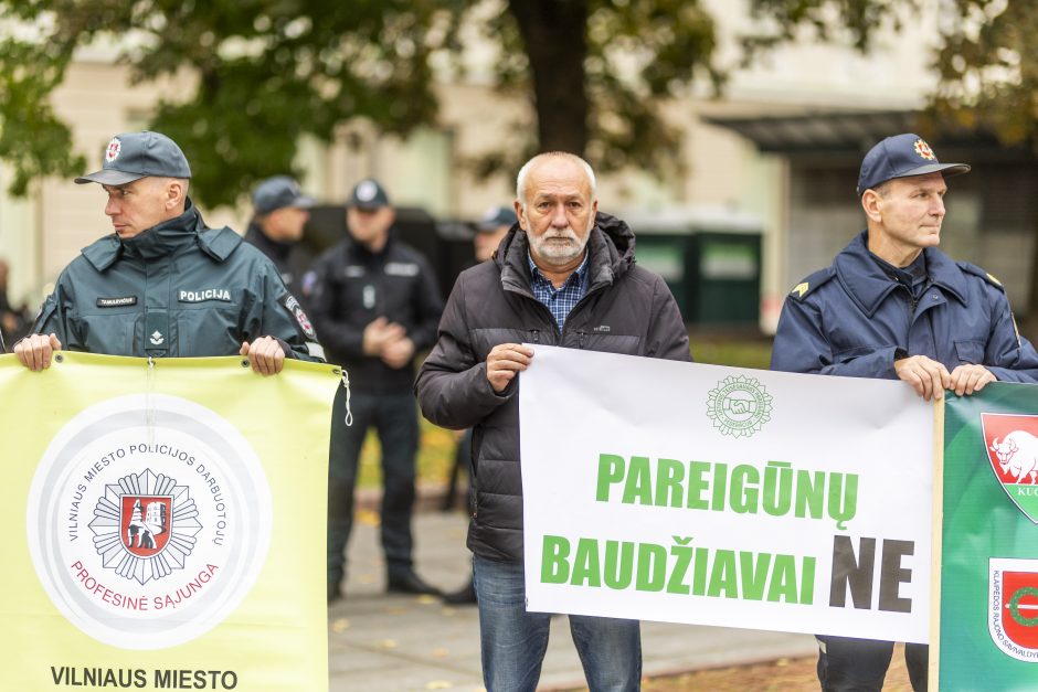 Pareigūnai protestuoja prieš naująjį Statutą: ant šieno krūvos uždėta vyšnia nėra tortas