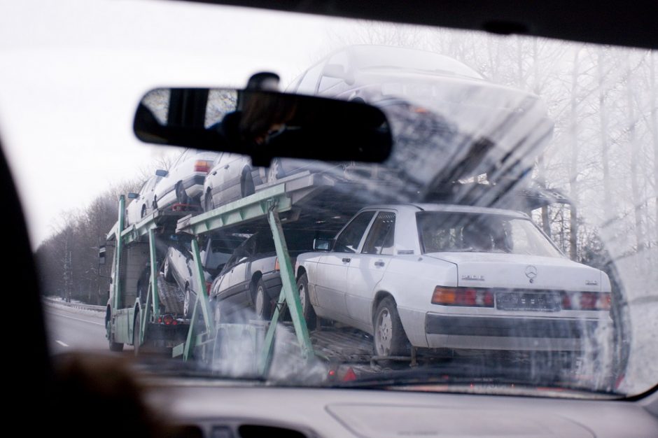 Magistralėje užsidegus elektromobiliais pakrautam autovežiui, apdegė vairuotojas