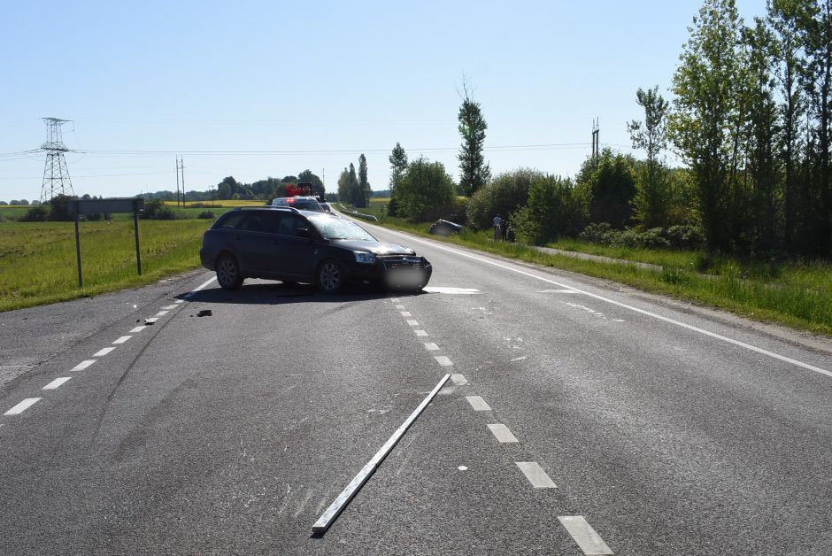 Policija aiškinasi avarijos aplinkybes: prašo atsiliepti „Toyota Avensis“ praleidusius vairuotojus