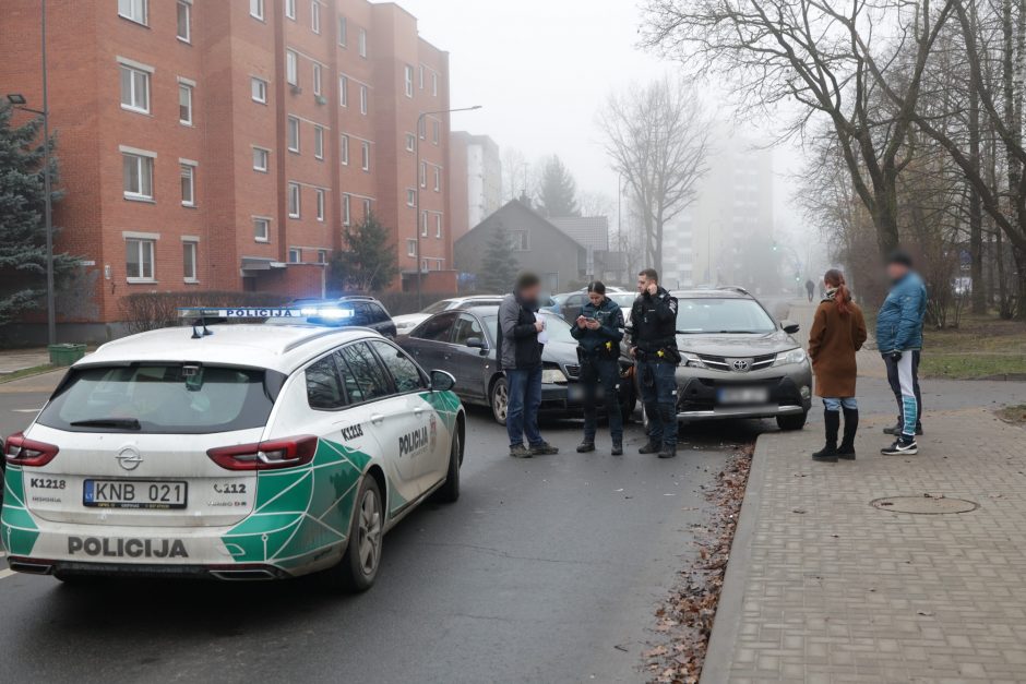 A. Baranausko gatvėje neišsiteko „Audi“ ir „Toyota“: vairuotojams gelbėjo pareigūnai 