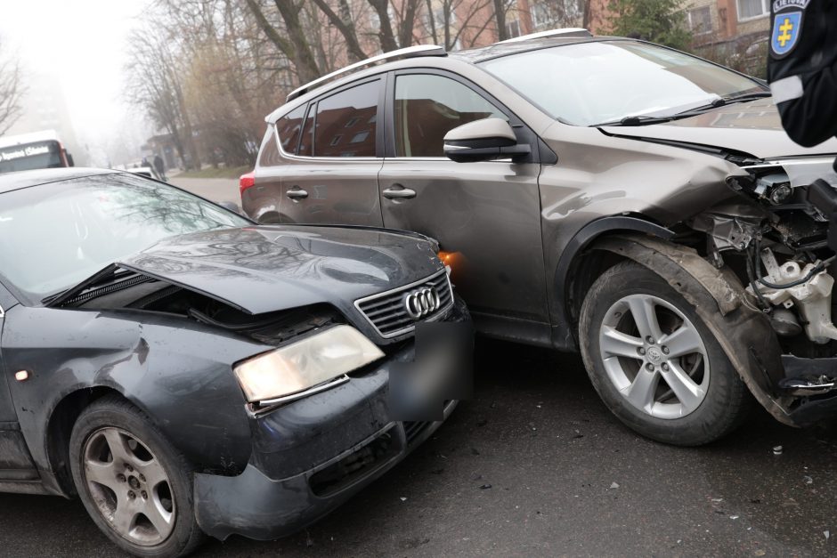 A. Baranausko gatvėje neišsiteko „Audi“ ir „Toyota“: vairuotojams gelbėjo pareigūnai 