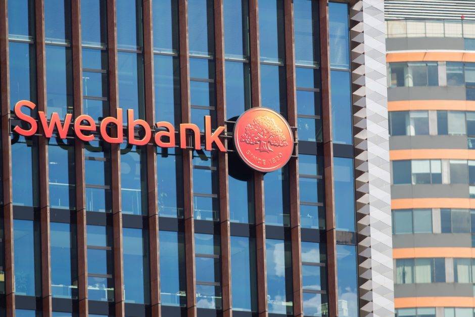 „Swedbank“ sumokės skirtą baudą, tačiau nebemokės išeitinės išmokos B. Bonnesen