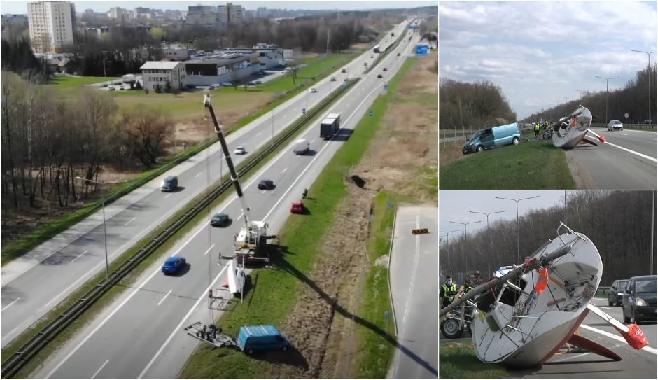 Kauno rajone į griovį nulėkė jachtą priekaboje vežęs autobusiukas