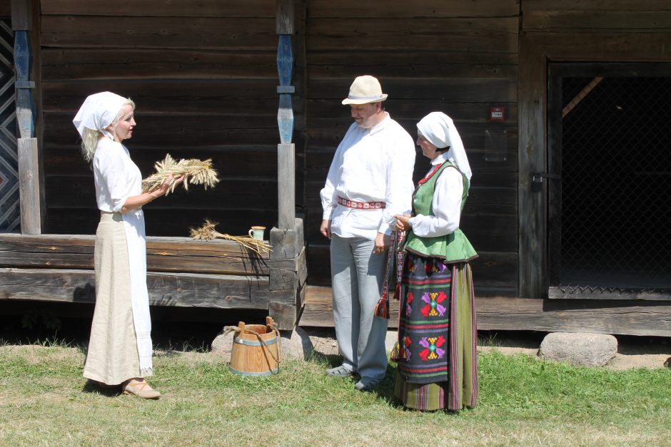 Rumšiškėse nestigo šventinės įvairovės: pasveikinę Onas, priminė ir rugiapjūtės tradicijas