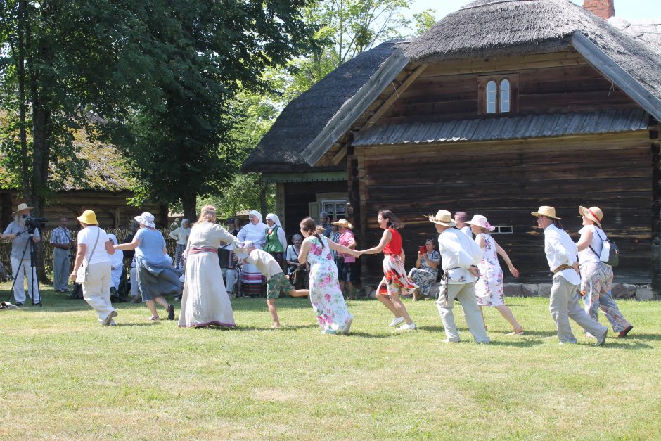 Rumšiškėse nestigo šventinės įvairovės: pasveikinę Onas, priminė ir rugiapjūtės tradicijas