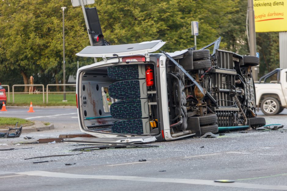 Kaune – didžiulė avarija ir spūstys: 16 sužeistųjų, traumos – sunkios