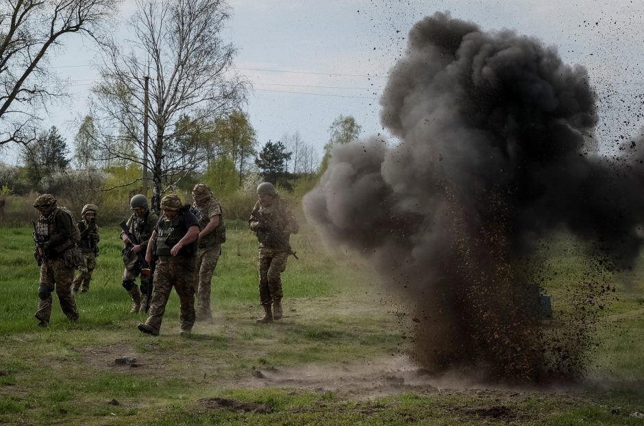 Ukraina: kovose už Bachmutą pereita nuo gynybos prie puolimo