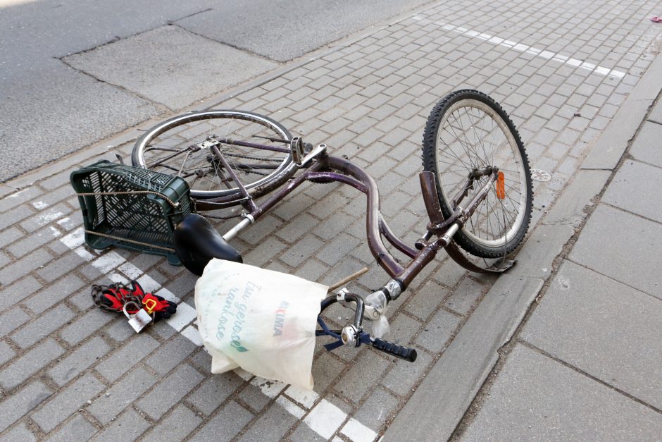 Klaipėdoje po automobilio ratais pateko brandaus amžiaus dviratininkas