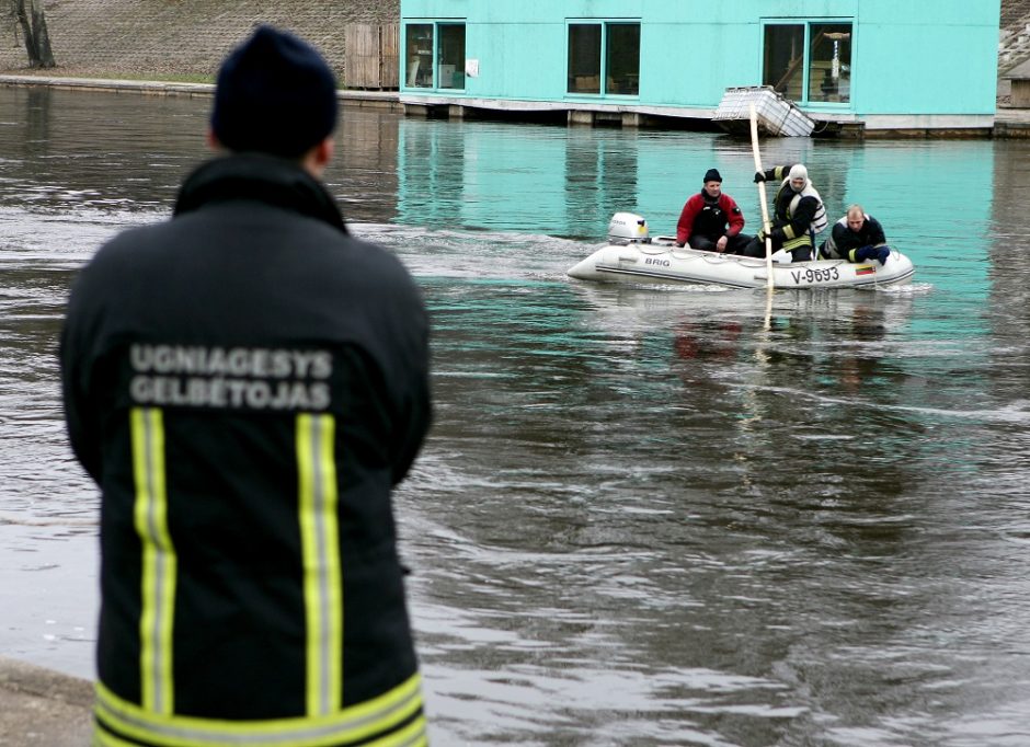 Tarnybų sujudimas Vilniuje: ieškomas Neryje galimai nuskendęs paauglys