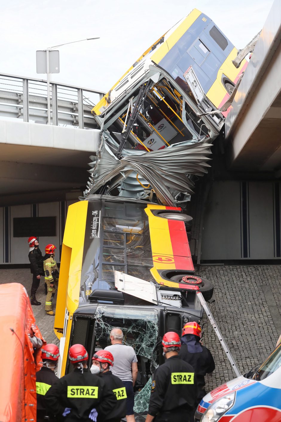 Varšuvoje nuo viaduko nulėkus autobusui žuvo žmogus, daug sužeistų