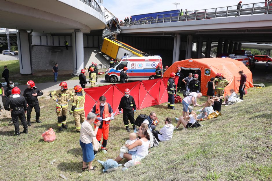 Varšuvoje nuo viaduko nulėkus autobusui žuvo žmogus, daug sužeistų