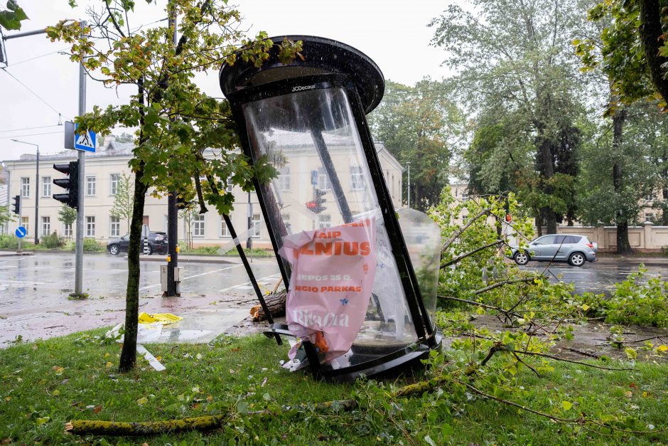 Skaičiuoja šalį talžančios audros padarinius: gyventojai raginami likti namuose!