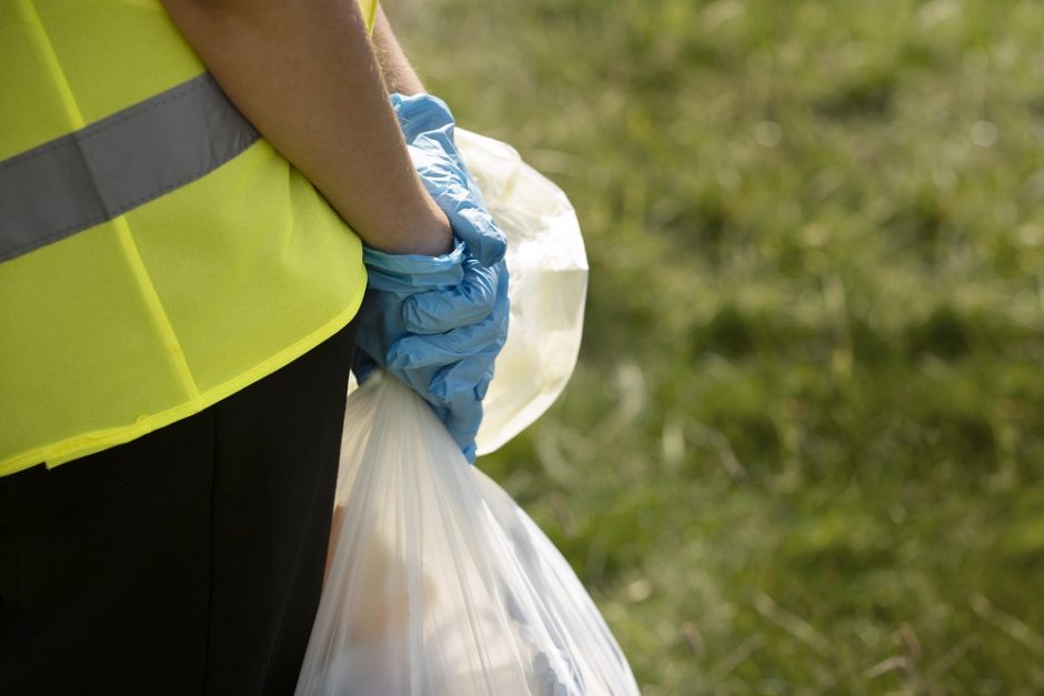 Kaimo šiukšlių surinkimo talpoje rastas pistoletas su dėtuve