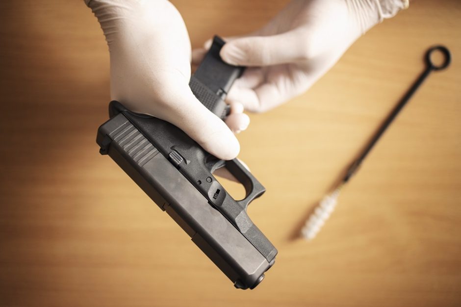 Griaudamas vasarnamį Klaipėdos rajone vyras rado dujinį pistoletą