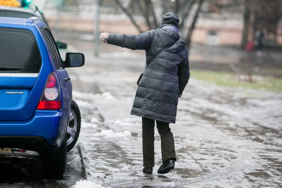 Eimo sąlygas sunkina mišrūs krituliai, naktį – plikledis ir šlapdriba