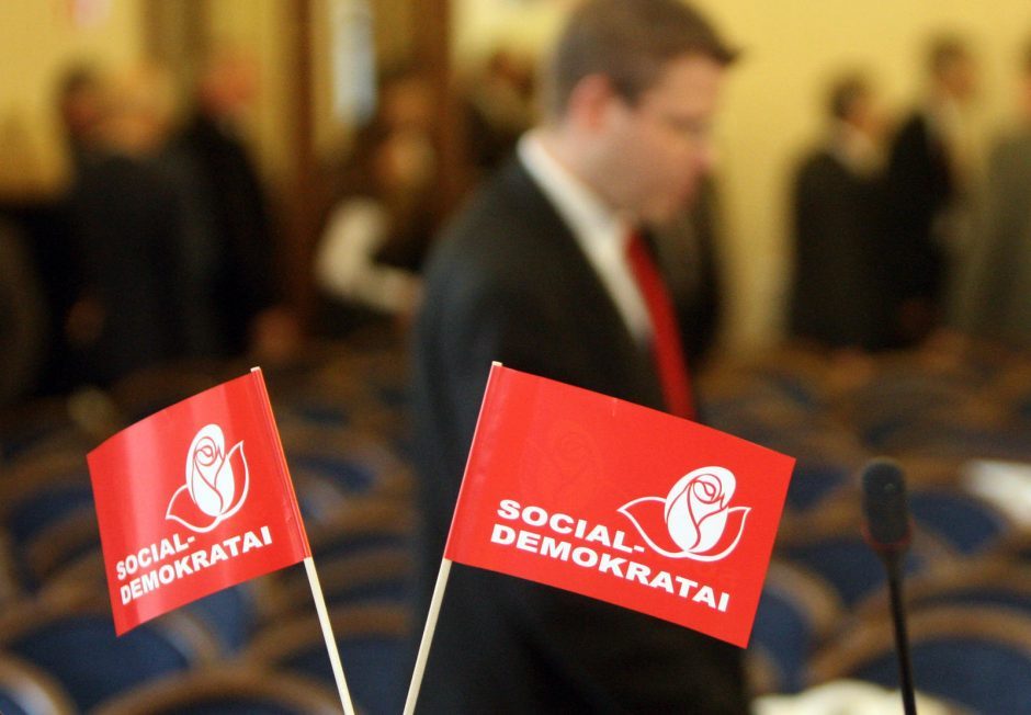 Aukštiems socialdemokratų reitingams koją pakišti gali „čekiukų“ skandalas?