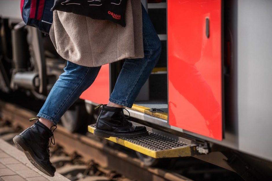 Sustojo traukinių eismas: keleiviai laipinami į specialiai užsakytus autobusus