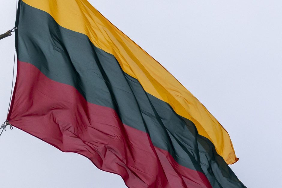 Klaipėdoje iš laikiklio išimta Lietuvos vėliava: joje išdeginta skylė