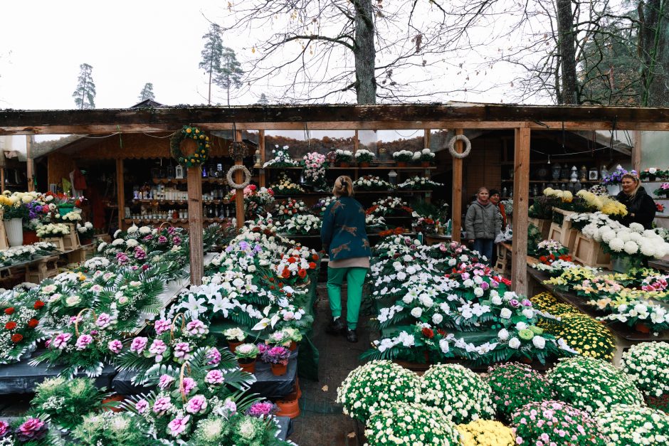 Kauniečiai traukia lankyti kapų: eilės, gėlės ir žvakių gausa