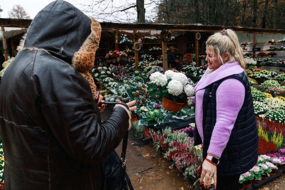 Kauniečiai traukia lankyti kapų: eilės, gėlės ir žvakių gausa