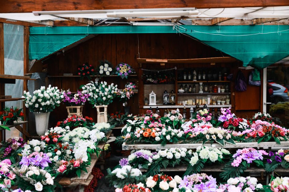 Kauniečiai traukia lankyti kapų: eilės, gėlės ir žvakių gausa