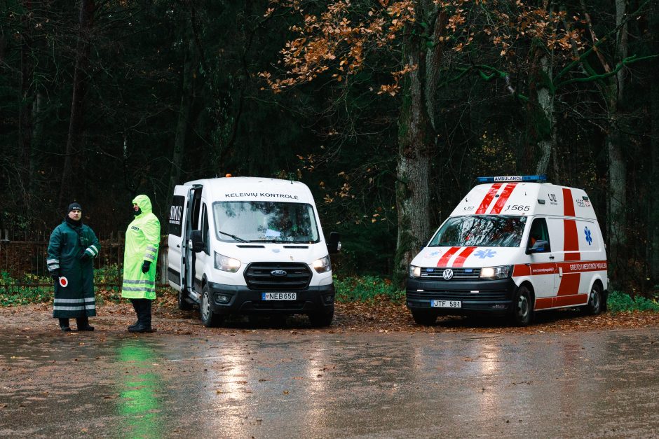 Kauniečiai traukia lankyti kapų: eilės, gėlės ir žvakių gausa