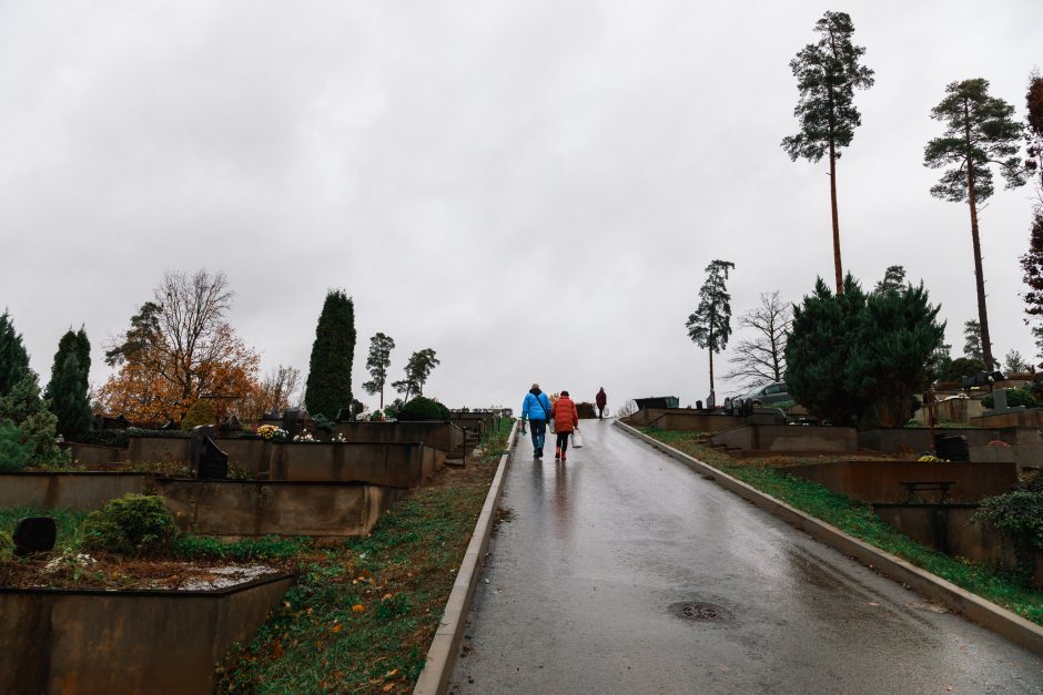 Kauniečiai traukia lankyti kapų: eilės, gėlės ir žvakių gausa