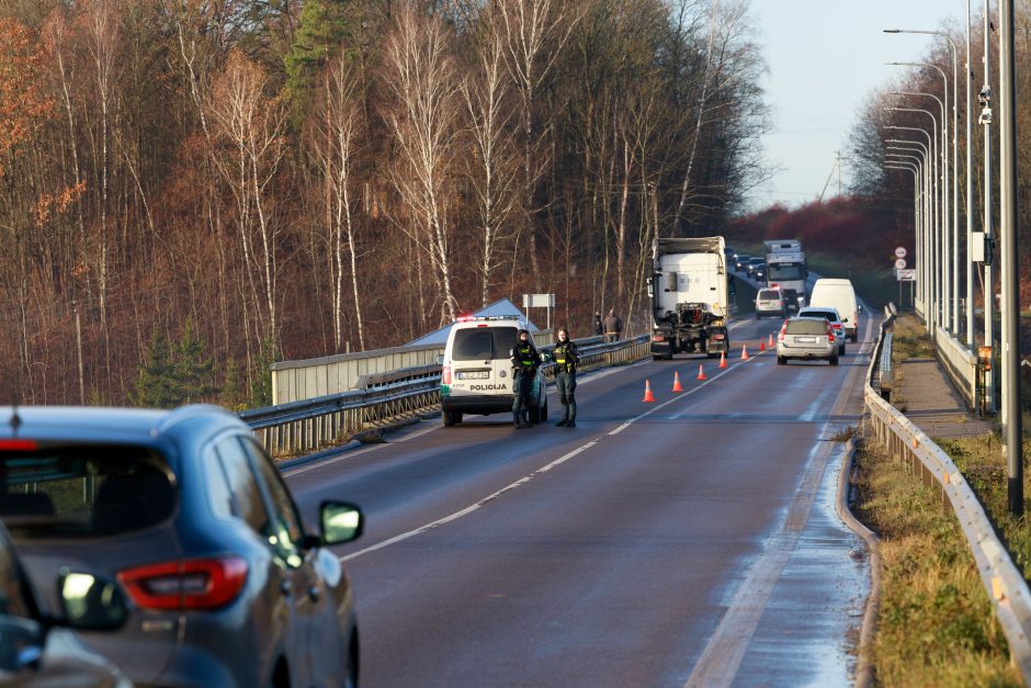 Kauną paralyžiavo avarijos: eismas stovi, kai kurie į darbus eina pėsčiom