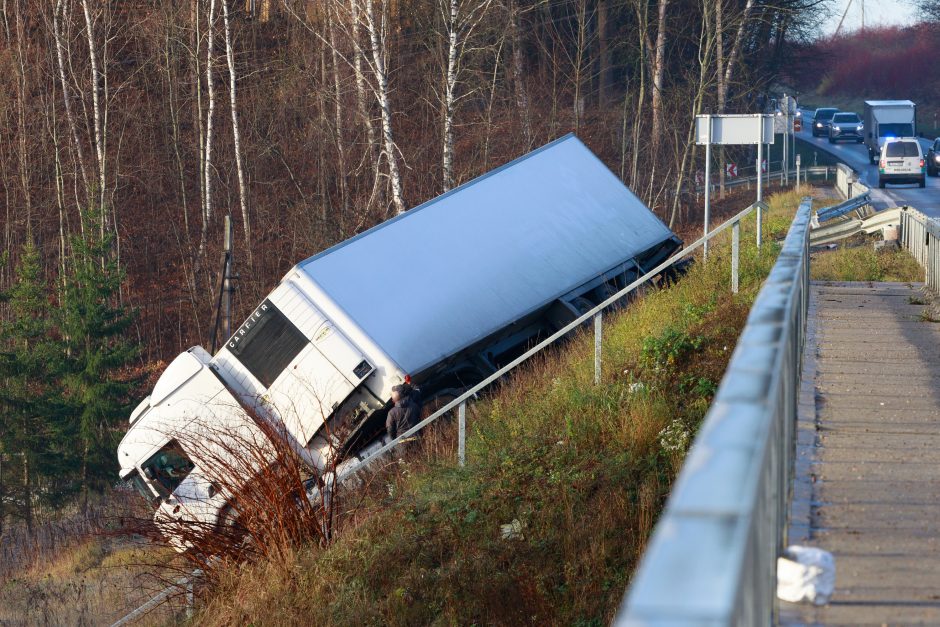 Kauną paralyžiavo avarijos: eismas stovi, kai kurie į darbus eina pėsčiom