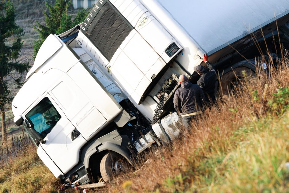 Kauną paralyžiavo avarijos: eismas stovi, kai kurie į darbus eina pėsčiom