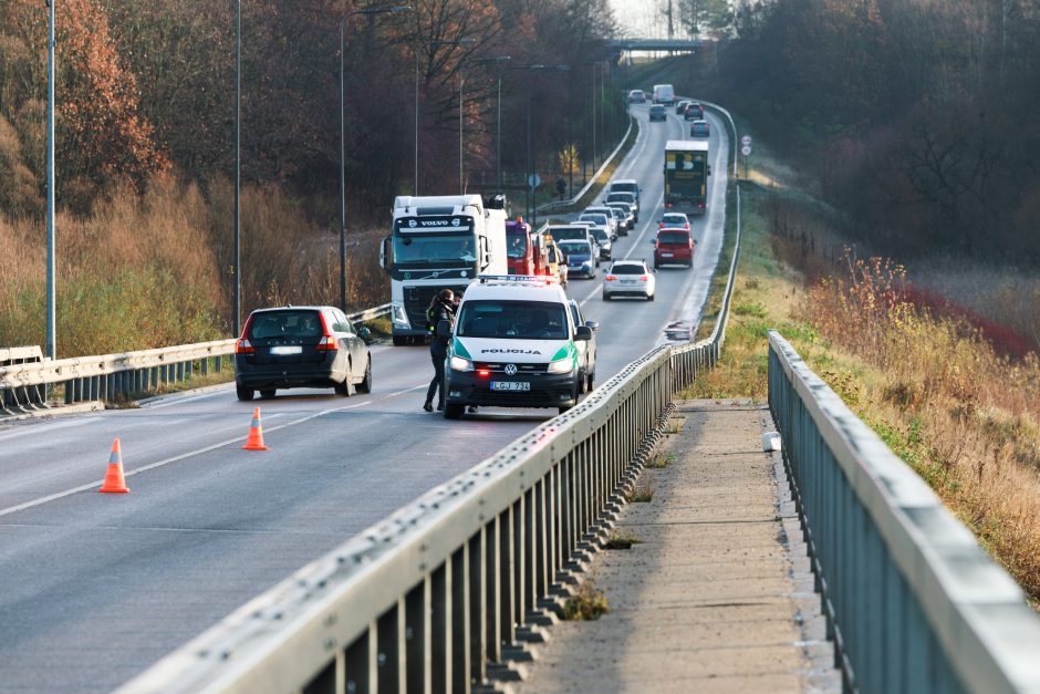 Kauną paralyžiavo avarijos: eismas stovi, kai kurie į darbus eina pėsčiom