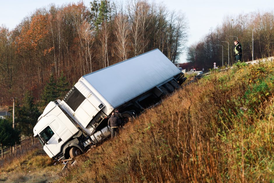 Kauną paralyžiavo avarijos: eismas stovi, kai kurie į darbus eina pėsčiom