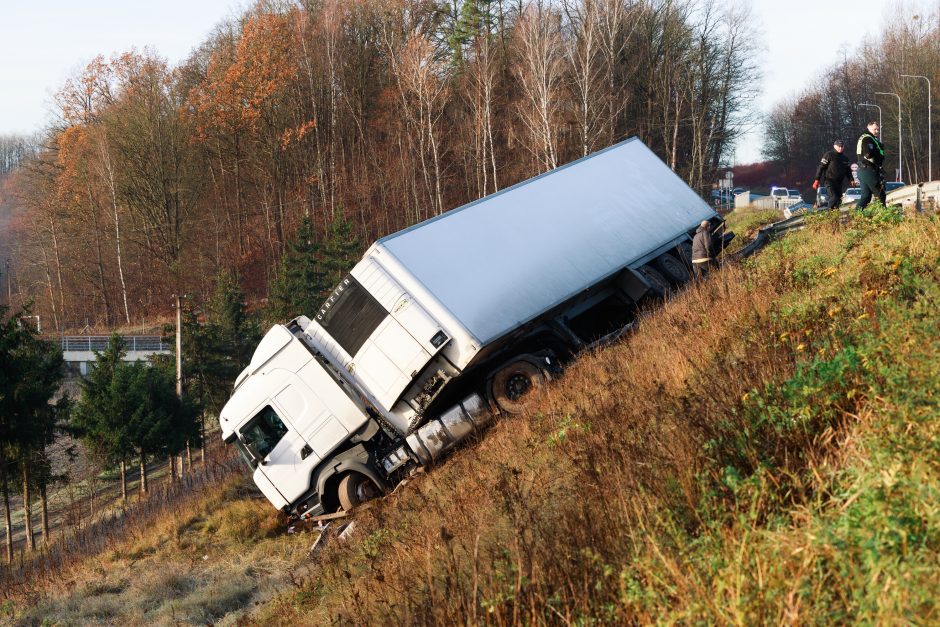 Kauną paralyžiavo avarijos: eismas stovi, kai kurie į darbus eina pėsčiom