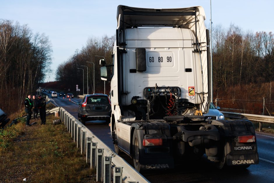 Kauną paralyžiavo avarijos: eismas stovi, kai kurie į darbus eina pėsčiom